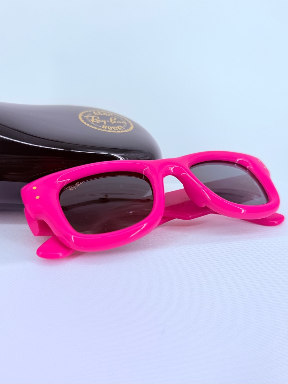 Ray-Ban Wayfarer Neon Pink Sunglasses Hot Pink Frames Black Lenses